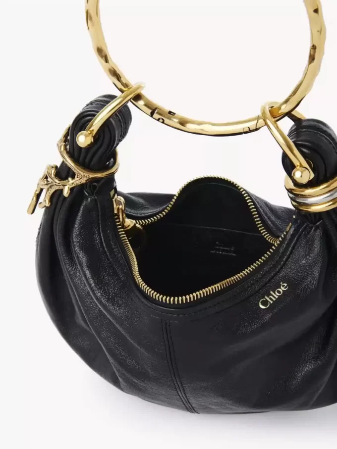 Mini torebka typu hobo z bransoletką ze skóry licowej Mini torebka typu hobo z bransoletką ze skóry licowej