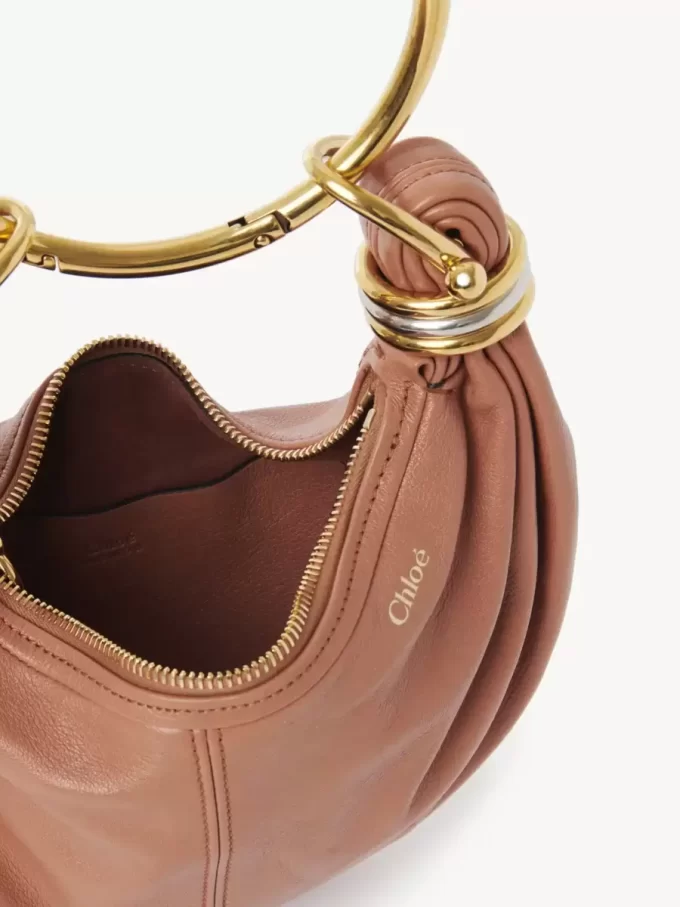 Mini torebka typu hobo z bransoletką ze skóry licowej Mini torebka typu hobo z bransoletką ze skóry licowej