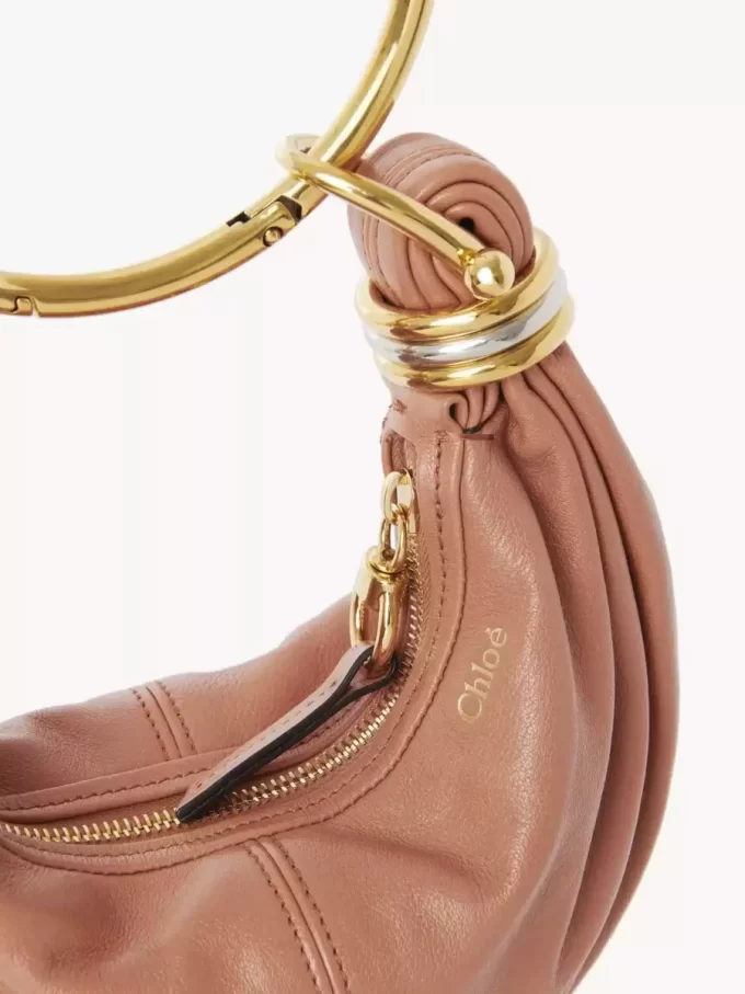 Mini torebka typu hobo z bransoletką ze skóry licowej Mini torebka typu hobo z bransoletką ze skóry licowej