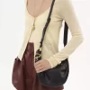 Mini torebka typu hobo z bransoletką ze skóry licowej Mini torebka typu hobo z bransoletką ze skóry licowej