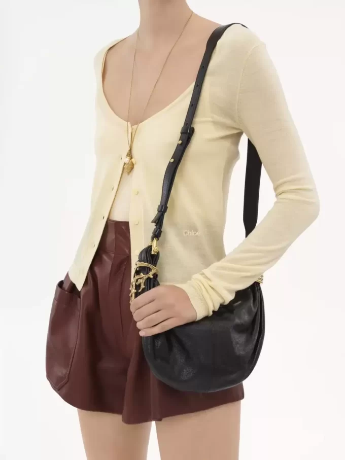 Mini torebka typu hobo z bransoletką ze skóry licowej Mini torebka typu hobo z bransoletką ze skóry licowej