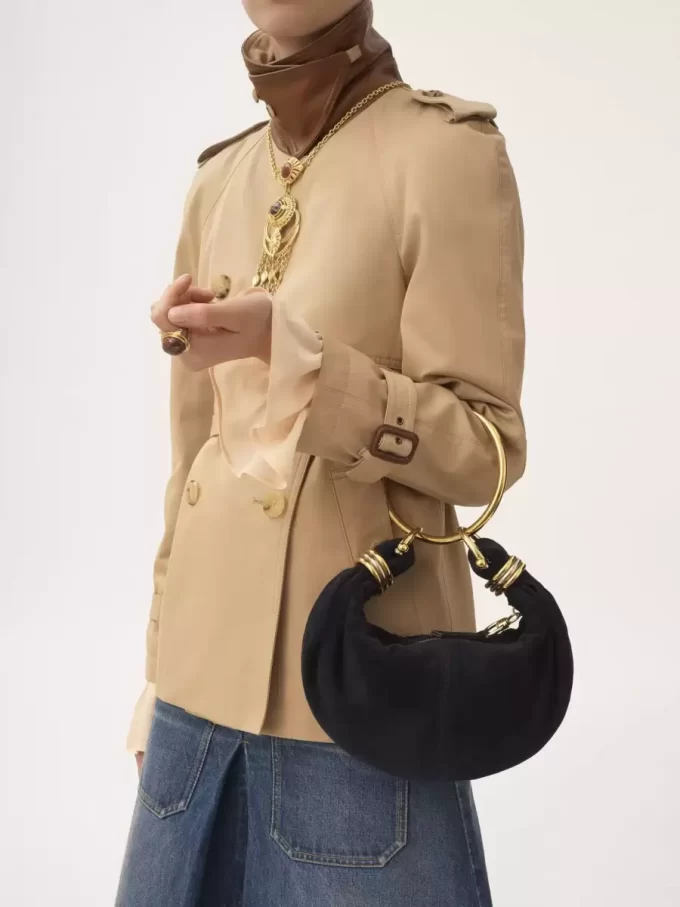 Mini torebka typu hobo z bransoletką ze skóry zamszowej Mini torebka typu hobo z bransoletką ze skóry zamszowej
