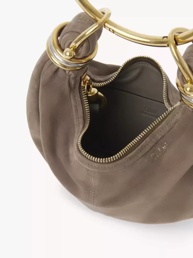 Mini torebka typu hobo z bransoletką ze skóry zamszowej Mini torebka typu hobo z bransoletką ze skóry zamszowej