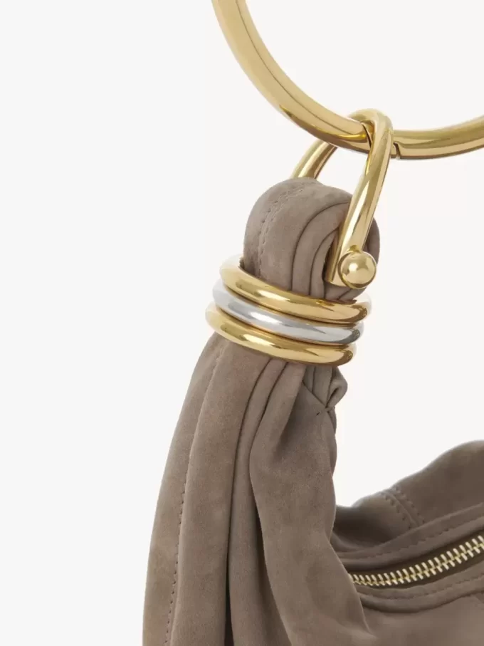 Mini torebka typu hobo z bransoletką ze skóry zamszowej Mini torebka typu hobo z bransoletką ze skóry zamszowej