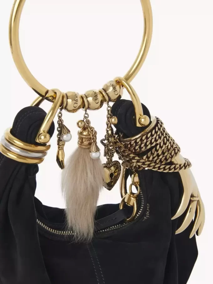 Mini torebka typu hobo z bransoletką ze skóry zamszowej Mini torebka typu hobo z bransoletką ze skóry zamszowej