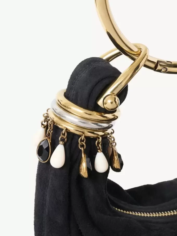 Miniaturowa torebka typu hobo z koralikową bransoletką ze skóry zamszowej Miniaturowa torebka typu hobo z koralikową bransoletką ze skóry zamszowej