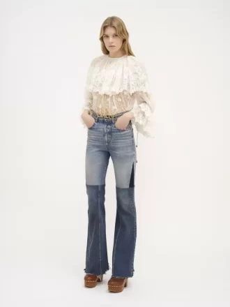 Rozszerzane jeansy z łatkami z denimu