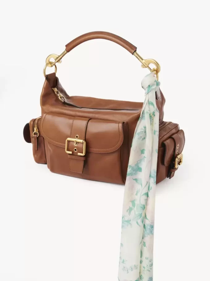 Szal typu bandeau Chloé Peonies z jedwabnego uroku Szal typu bandeau Chloé Peonies z jedwabnego uroku