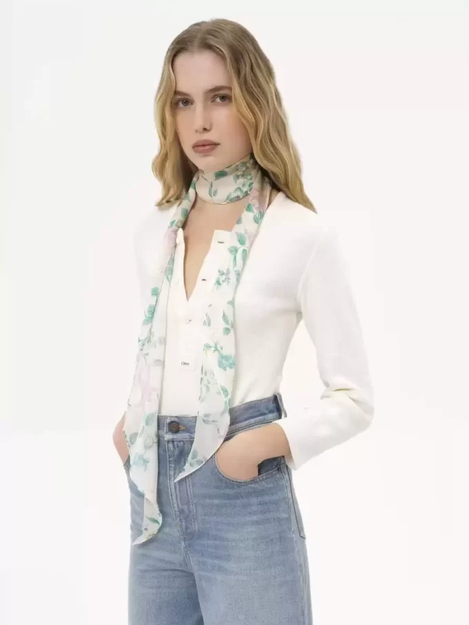Szal typu bandeau Chloé Peonies z jedwabnego uroku Szal typu bandeau Chloé Peonies z jedwabnego uroku