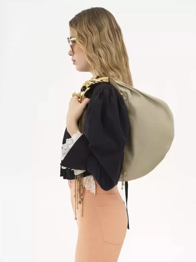 Torba typu hobo Twisted Shell z błyszczącej skóry Torba typu hobo Twisted Shell z błyszczącej skóry