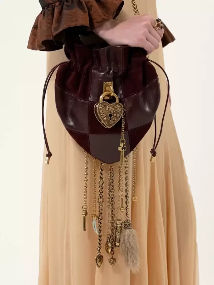 Torebka typu crossbody Château Treasures ze skóry licowej i zamszowej Torebka typu crossbody Château Treasures ze skóry licowej i zamszowej