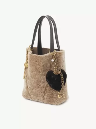 Zawieszka do torebki Chloé Symbols Heart Shearling z mosiądzu